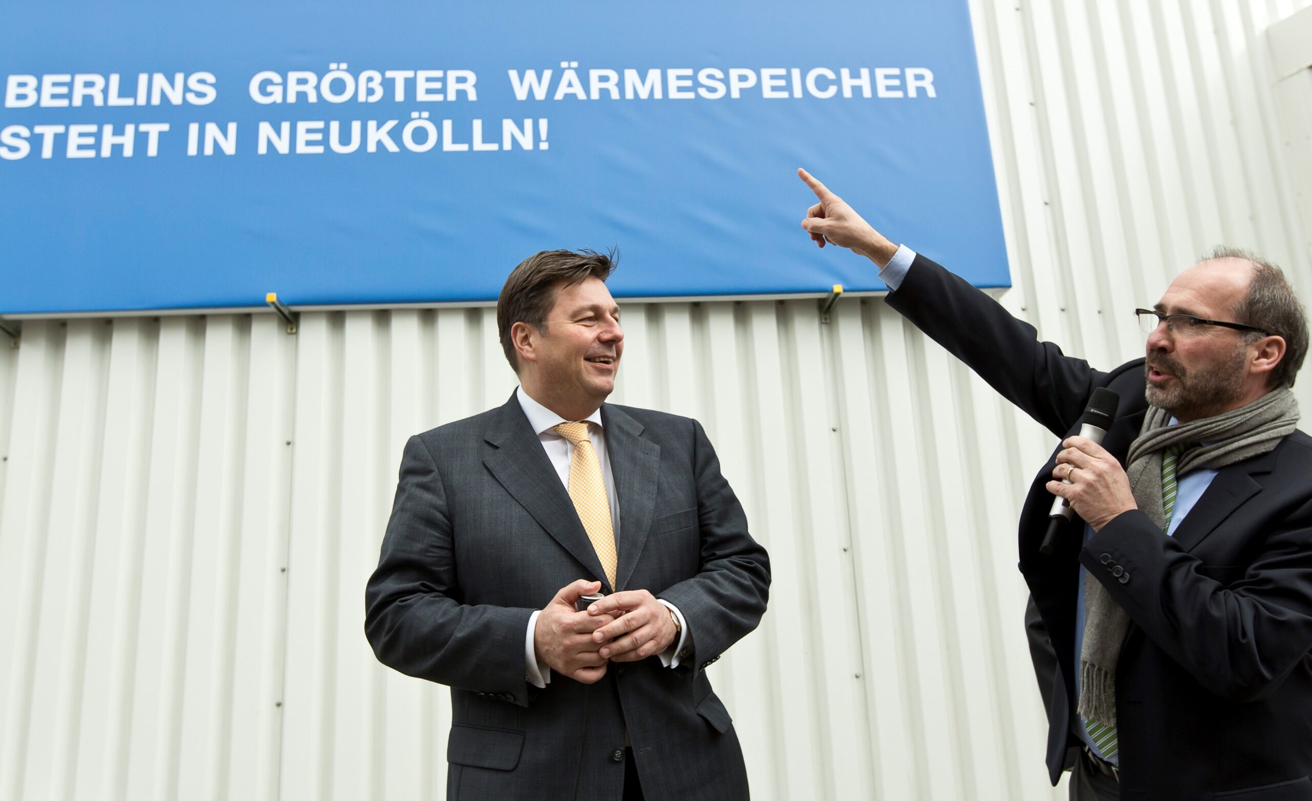 Stadtentwicklungssenator Andreas Geisel und FHW-Vorstand Ulrich Rheinfeld nehmen Berlins größten Wärmespeicher in Betrieb.