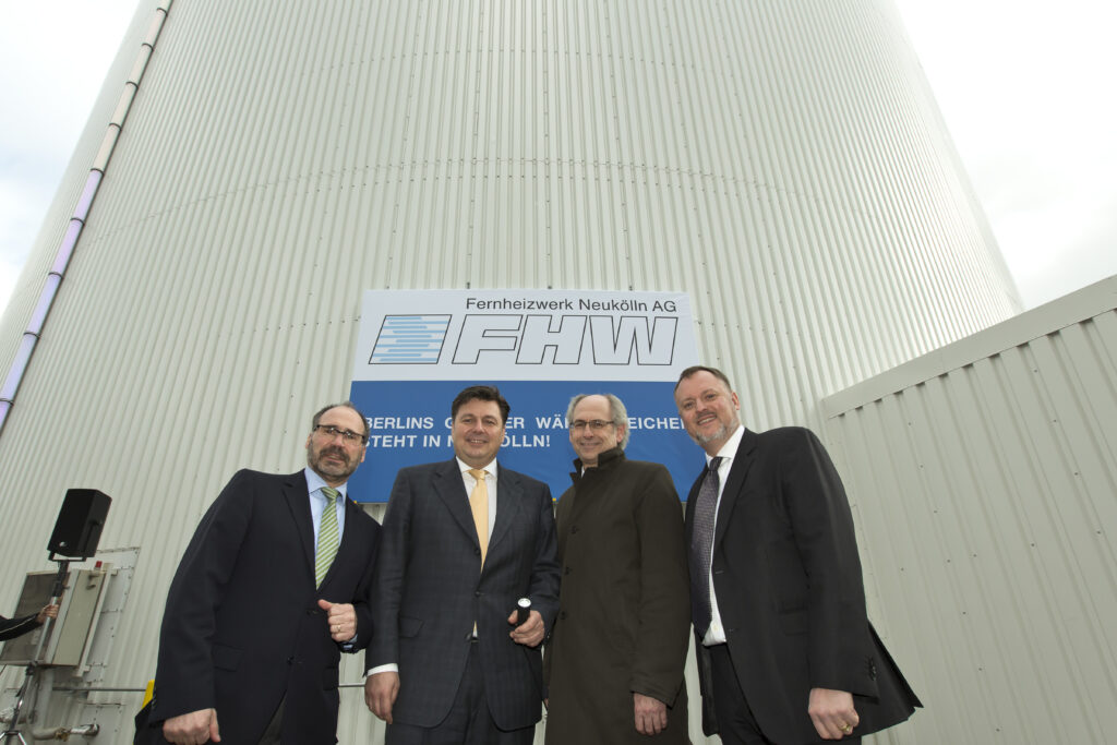 Stadtentwicklungssenator Andreas Geisel und FHW-Vorstand Ulrich Rheinfeld nehmen Berlins größten Wärmespeicher in Betrieb.