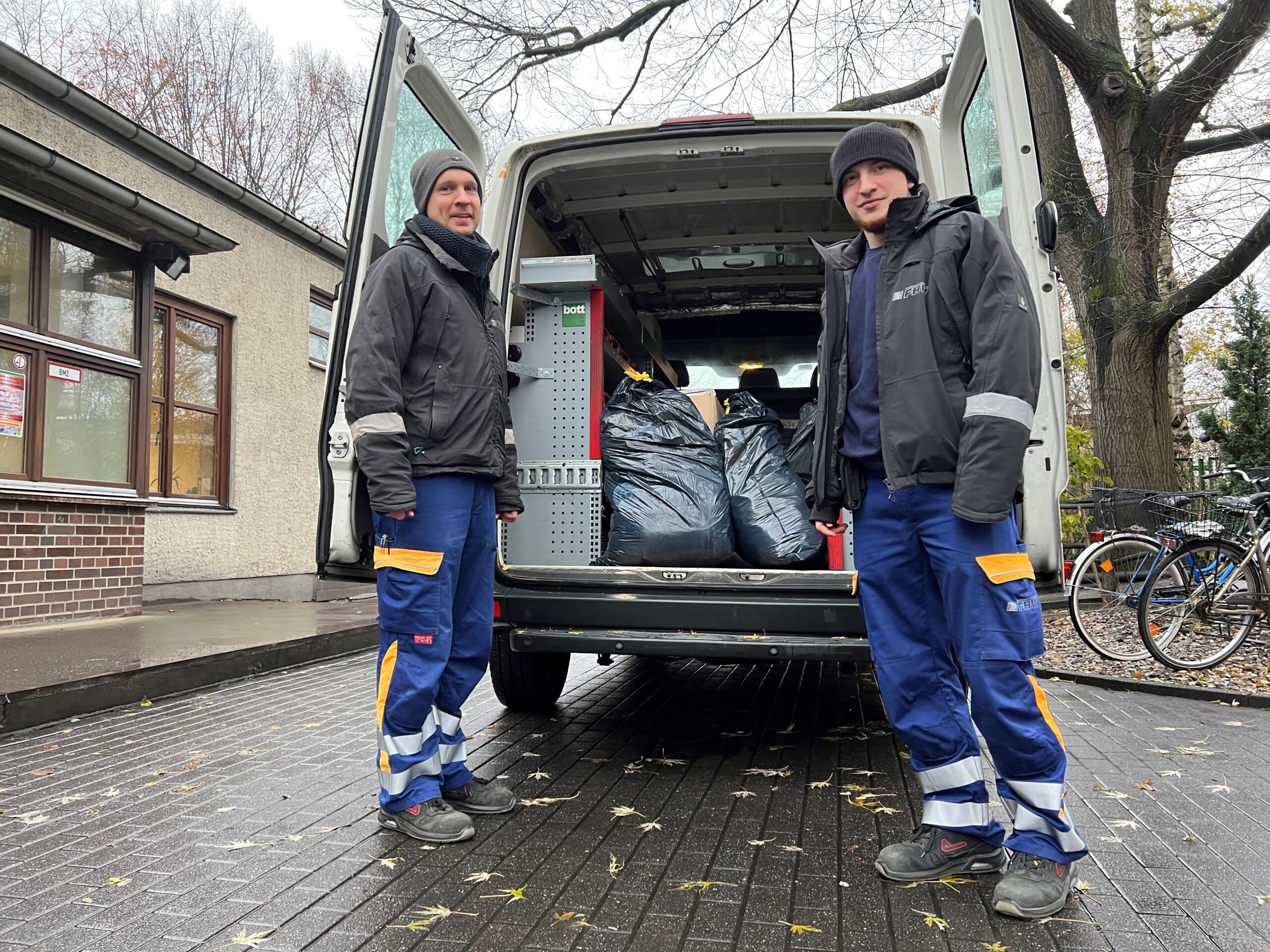 Netzfahrzeug als Spendentransporter FHW Neukölln unterstützt Kubus e.V. mit gesammelten Sachspenden